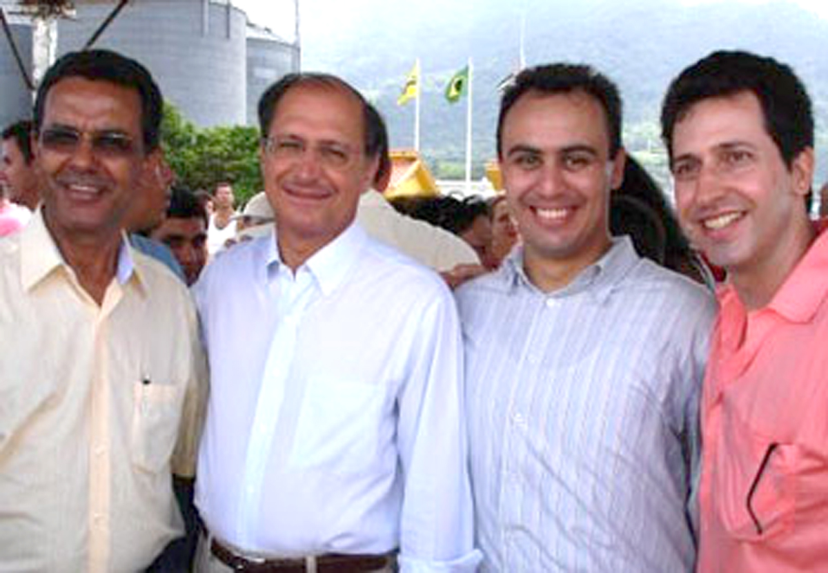 Geraldo Alckmin (2 esq.) ao lado de Marcelo Bueno (3 esq.) durante a  entrega das obras <a style='float:right;color:#ccc' href='https://www3.al.sp.gov.br/repositorio/noticia/03-2008/Bueno trab b.jpg' target=_blank><i class='bi bi-zoom-in'></i> Clique para ver a imagem </a>